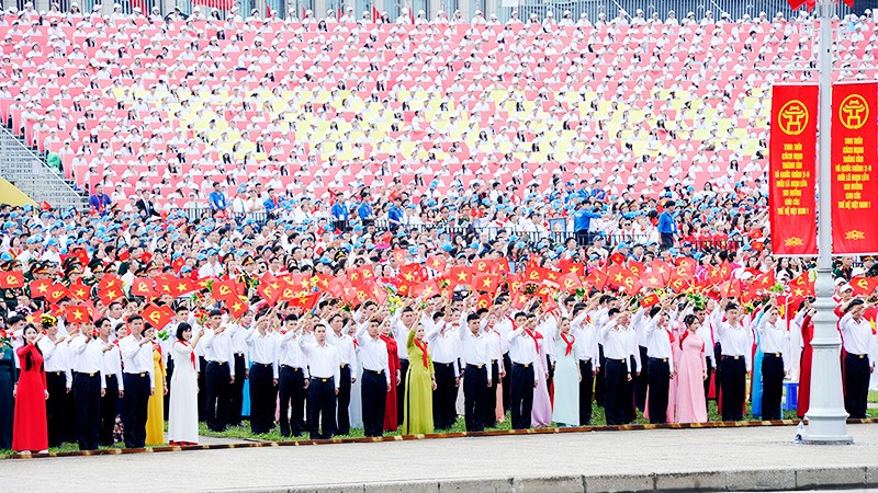 Người dân Việt Nam hân hoan chào đón ngày đại lễ. Ảnh: NAM NGUYỄN