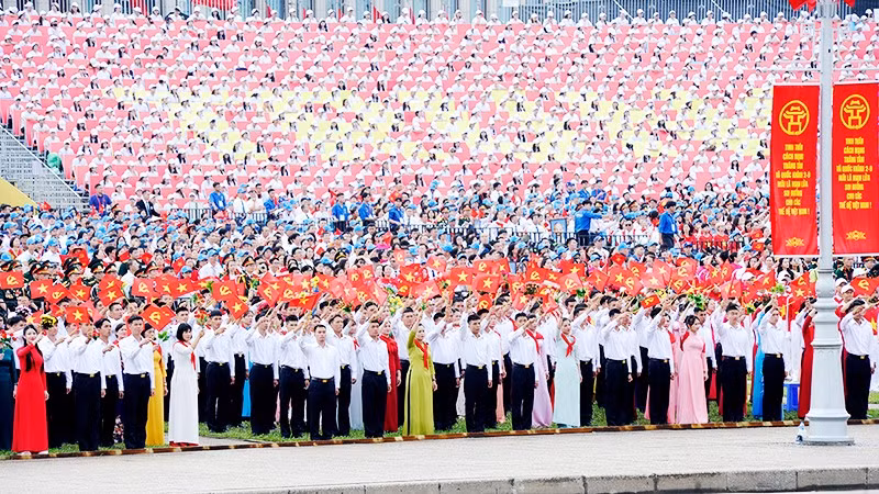 Người dân Việt Nam hân hoan chào đón ngày đại lễ. Ảnh: NAM NGUYỄN