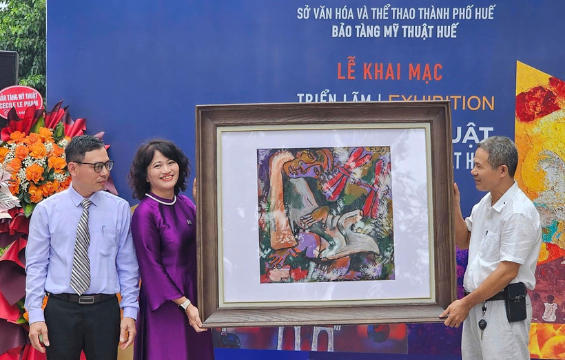 Nhà sưu tập Nguyễn Hữu Hoàng (bên phải), trao tặng tác phẩm “Không tên” của họa sĩ Phạm Lực cho Bảo tàng Mỹ thuật Huế.