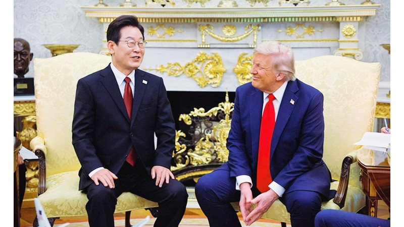 Tổng thống Hàn Quốc Lee Jae Myung (trái) hội đàm với người đồng cấp Mỹ Donald Trump. Ảnh CNN