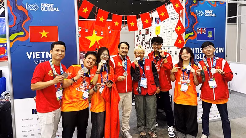 Đội tuyển Robotics Việt Nam giành Huy chương bạc cuộc thi FIRST Global Challenge 2025 