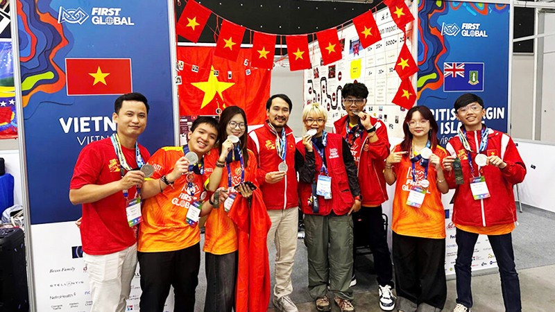 Đội tuyển Robotics Việt Nam giành Huy chương bạc cuộc thi FIRST Global Challenge 2025 
