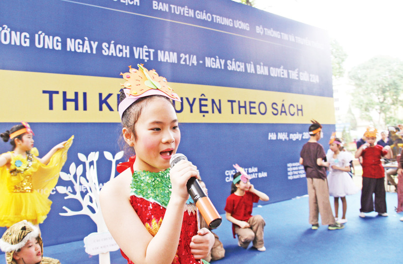 Thi kể chuyện theo sách. Ảnh: KHIẾU MINH