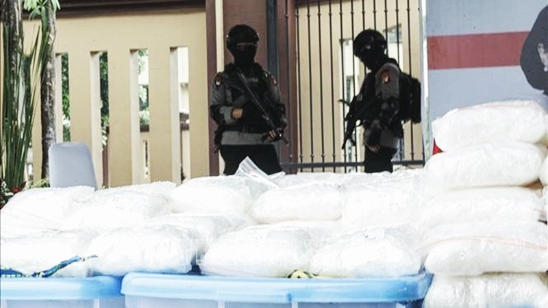 Một vụ bắt giữ ma túy tại Indonesia. Ảnh: AFP