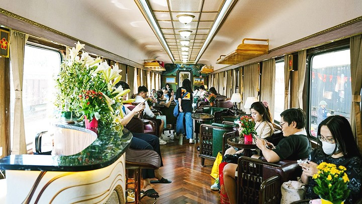 Du khách trải nghiệm chuyến tàu “Hoa phượng đỏ”.