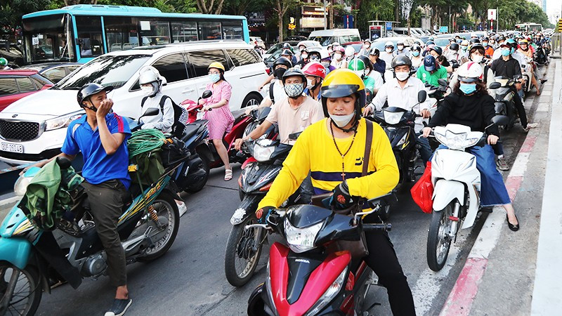 Nhóm chịu tác động lớn nhất trong quá trình chuyển đổi xanh là người lao động có thu nhập thấp đến trung bình. Ảnh: K.MINH