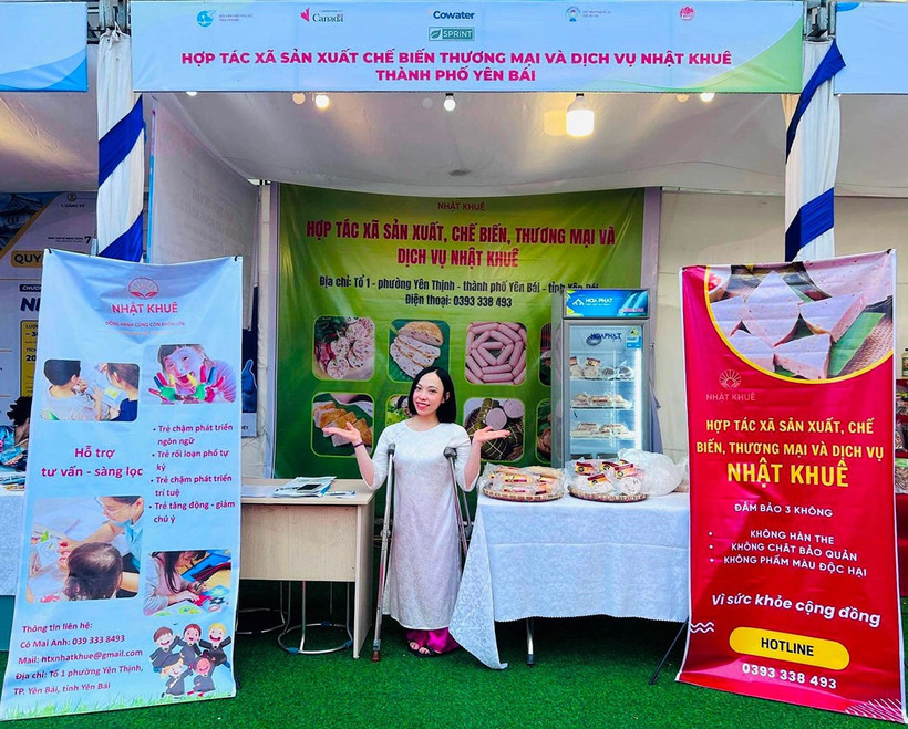 Chị Mai Anh bên gian hàng của Hợp tác xã Nhật Khuê tại một hội chợ triển lãm. Ảnh: NVCC