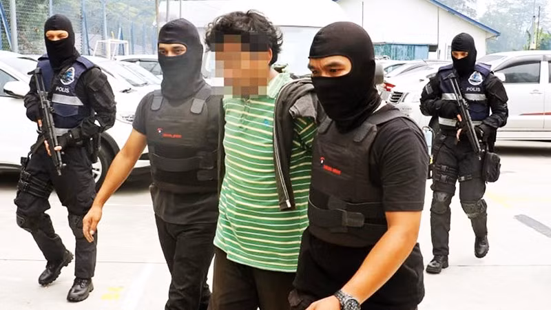 Lực lượng an ninh Malaysia bắt giữ nghi phạm khủng bố. Ảnh: ALAMY