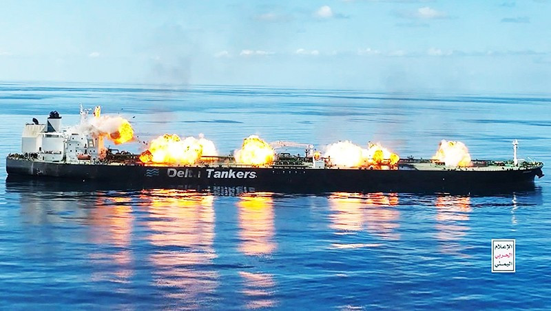 Một tàu hàng thương mại bị Houthi tấn công tại vịnh Aden. Ảnh: AFP