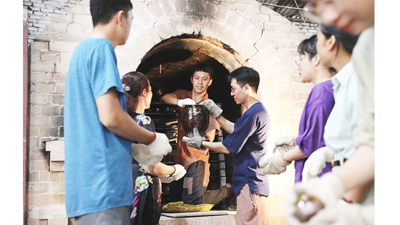 Nghệ nhân trẻ Nguyễn Văn Huân (làng gốm Phù Lãng) mang sức sống mới cho gốm thủ công quê hương.