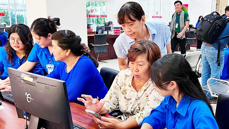 Đoàn viên, thanh niên hỗ trợ người dân thực hiện thủ tục tại Trung tâm Hành chính công phường Phú Nhuận, Thành phố Hồ Chí Minh.