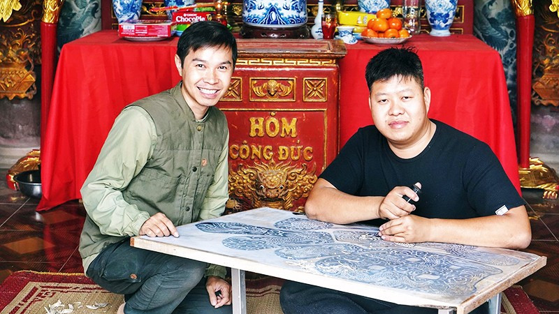 Anh Ngô Quý Đức (bên trái) kiểm tra quy trình tạo tác liễn làng Chuồn.