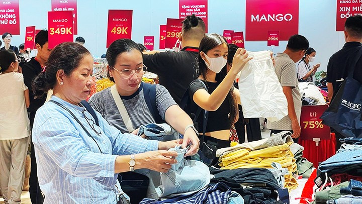 Người tiêu dùng tham gia mua sắm tại một lễ hội giảm giá.