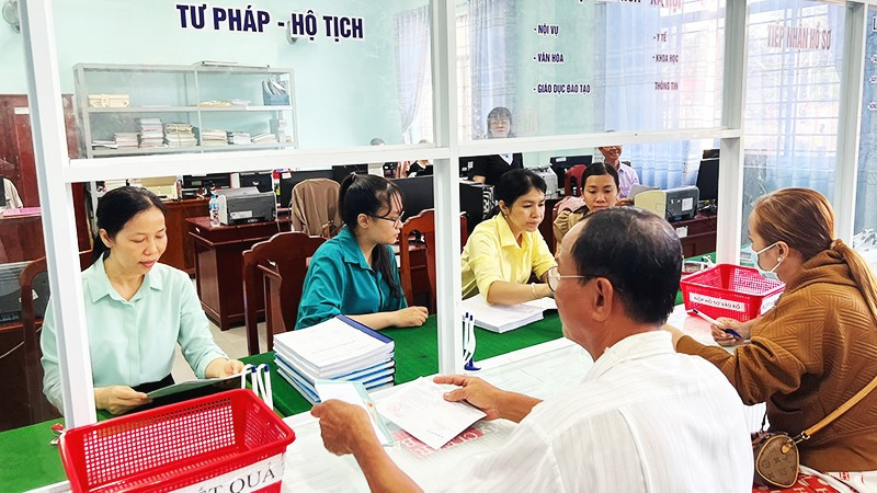 Người dân đến làm thủ tục hành chính tại Trung tâm hành chính công xã Đồng Khởi (tỉnh Vĩnh Long).