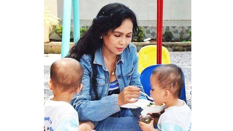 Diễn viên điện ảnh Vân Thanh giúp đỡ trẻ em mồ côi, khuyết tật. Ảnh: Nhân vật cung cấp