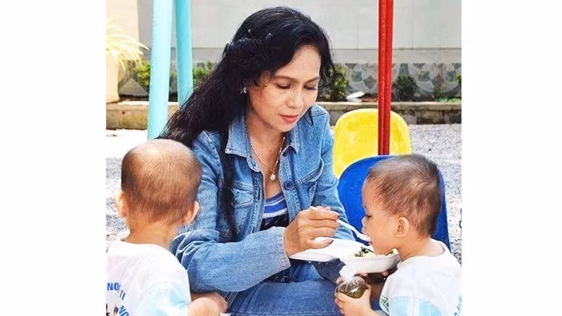 Diễn viên điện ảnh Vân Thanh giúp đỡ trẻ em mồ côi, khuyết tật. Ảnh: Nhân vật cung cấp