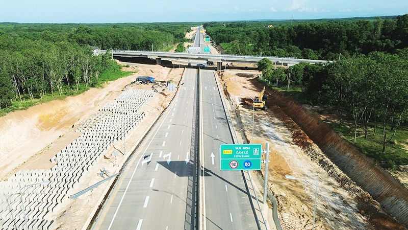 Cao tốc Vạn Ninh - Cam Lộ sẵn sàng thông xe vào dịp 19/8 tới đây.