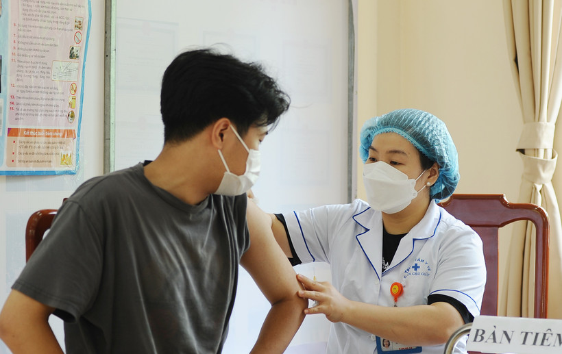 Duy trì tiêm phòng cúm định kỳ là cách tốt nhất tăng cường hệ miễn dịch để bảo vệ bản thân và cộng đồng. Ảnh: HẢI NAM