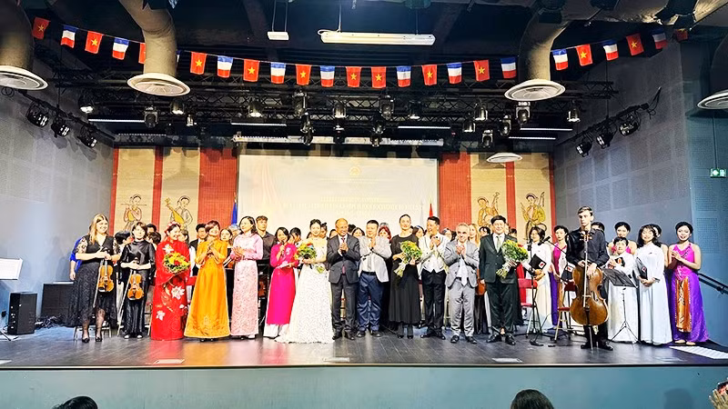 Kiều bào dự Lễ kỷ niệm 79 năm Cách mạng Tháng Tám và Quốc khánh 2/9 do Đại sứ quán Việt Nam tại Pháp tổ chức. Ảnh: Đại sứ quán Pháp.