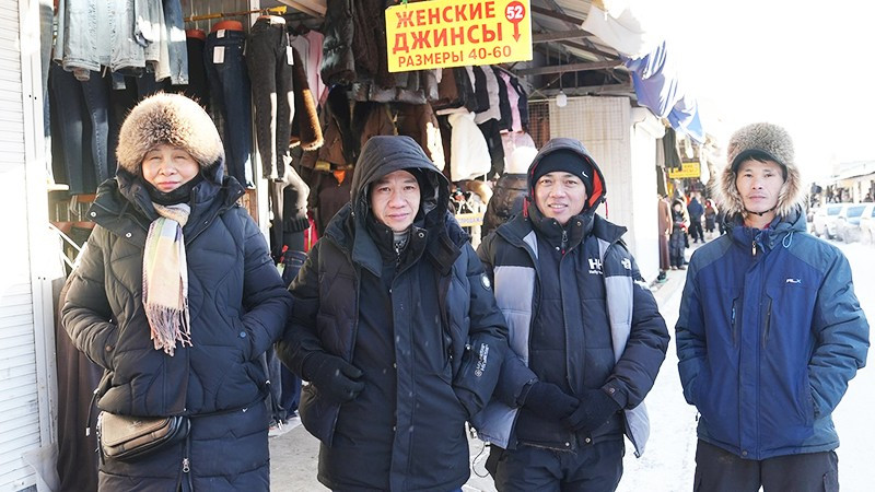 Chị Lâm Thị Hằng (ngoài cùng, bên trái) với những người đồng hương tại chợ Kirov.