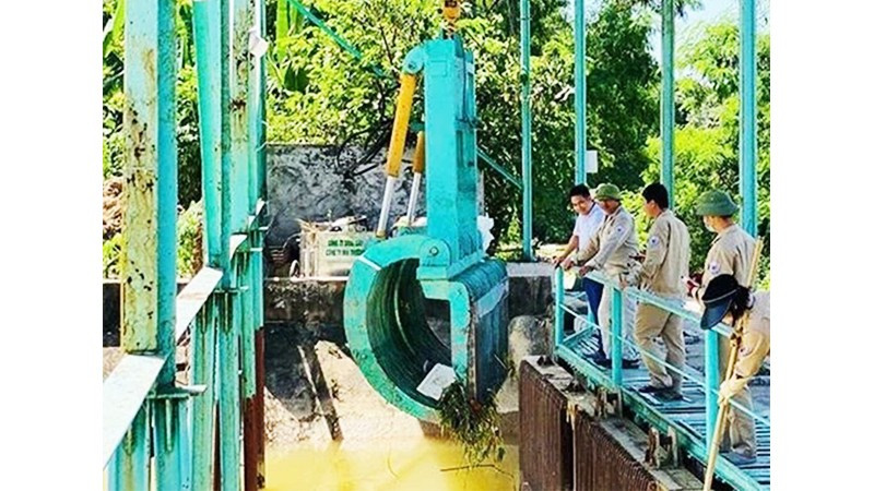 Hệ thống vớt rác tự động tại thượng lưu kênh Bắc.