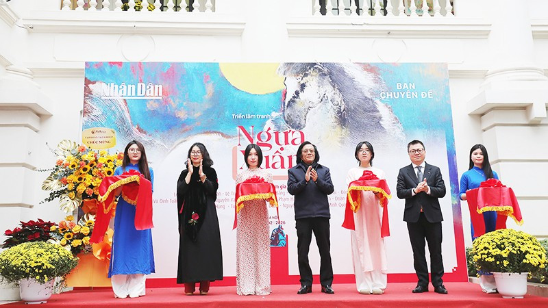 Các đại biểu cắt băng khai mạc triển lãm "Ngựa Xuân". Ảnh: KHIẾU MINH