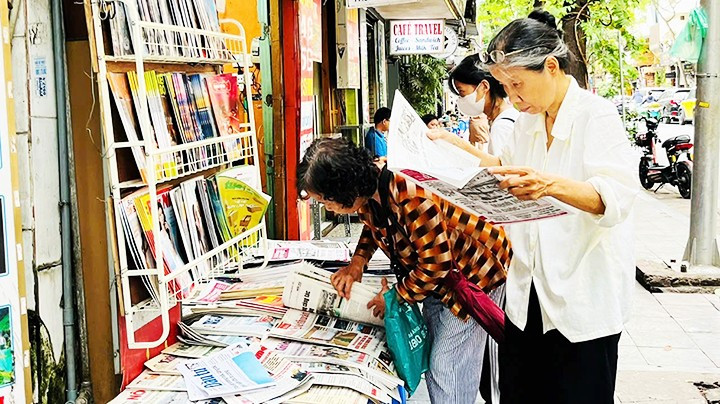 Đọc báo giấy vẫn là thói quen hằng ngày của nhiều người.
