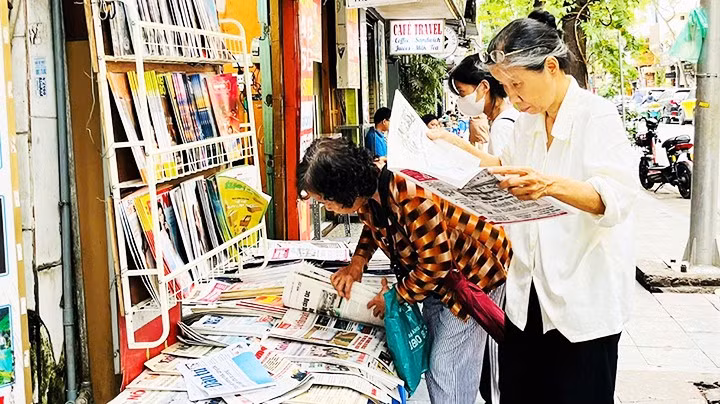 Đọc báo giấy vẫn là thói quen hằng ngày của nhiều người.