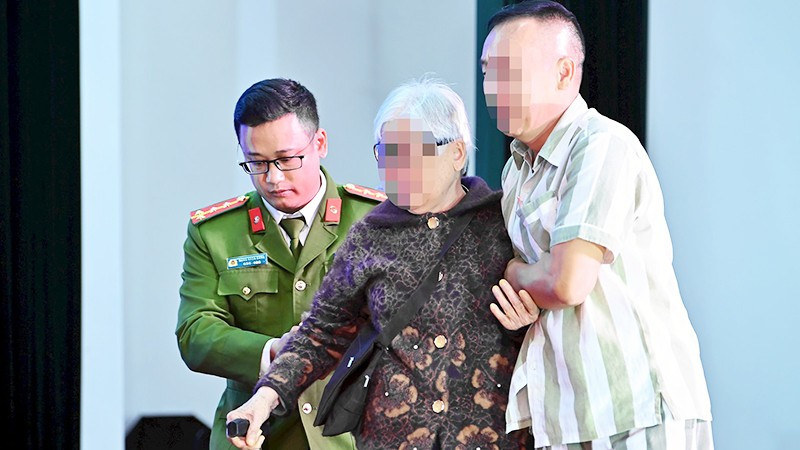 Phạm nhân T.T.T. chạy lại đỡ mẹ già trên sân khấu chương trình.