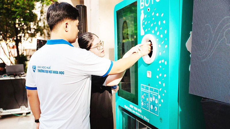 Sinh viên hào hứng trải nghiệm tại máy thu đổi chai nhựa, lon nhôm tự động.