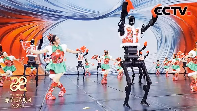 Robot hình người xuất hiện tại các đêm hội mừng xuân ở Trung Quốc. Ảnh: CCTV