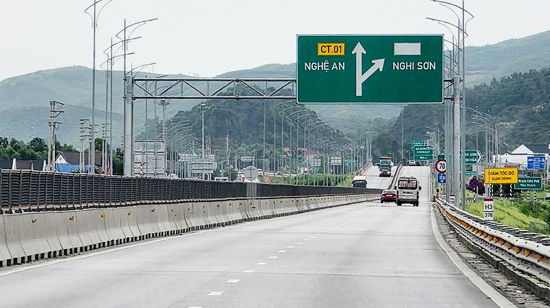 Nhiều dự án hạ tầng giao thông được đẩy nhanh tiến độ giúp kết nối các vùng kinh tế. Ảnh: NAM NGUYỄN