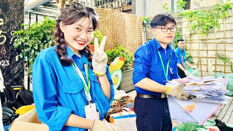 Các tình nguyện viên Green Life tham gia hoạt động “đổi rác lấy quà”.