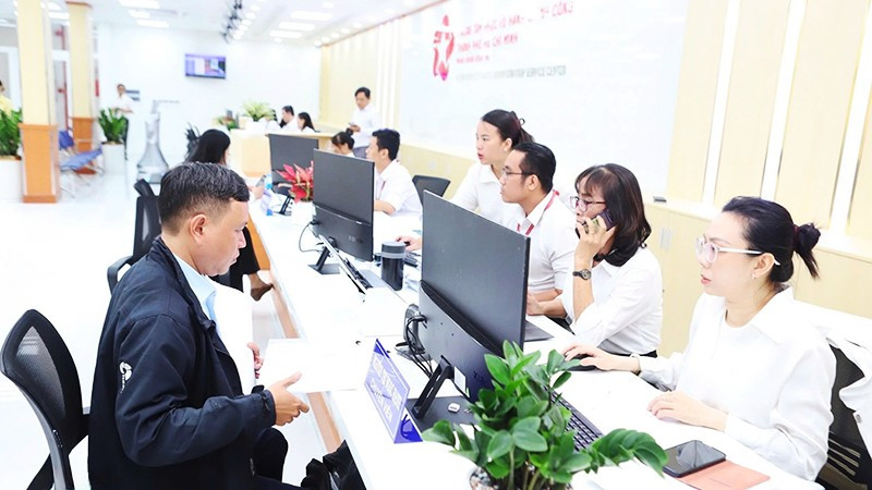 Trung tâm Phục vụ hành chính công Thành phố Hồ Chí Minh là nơi tiếp nhận hồ sơ hành chính tập trung của 16 sở, ngành.