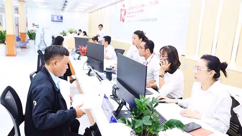 Trung tâm Phục vụ hành chính công Thành phố Hồ Chí Minh là nơi tiếp nhận hồ sơ hành chính tập trung của 16 sở, ngành.