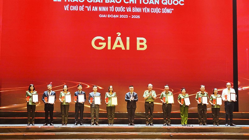 Trao Giải Báo chí "Vì An ninh Tổ quốc và bình yên cuộc sống"
