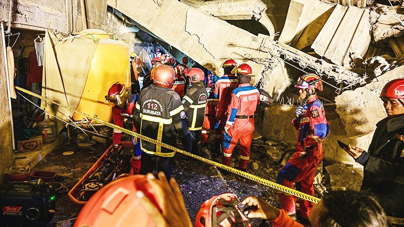 Lực lượng cứu hộ tìm kiếm người mất tích. Ảnh: AP