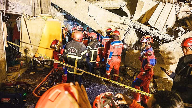 Lực lượng cứu hộ tìm kiếm người mất tích. Ảnh: AP