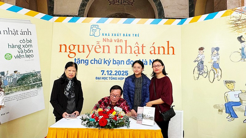 Nhà văn Nguyễn Nhật Ánh giao lưu, tặng chữ ký độc giả Hà Nội nhân ra mắt cuốn sách “Cô bé hàng xóm và bốn viên kẹo”. Ảnh: THANH BÌNH