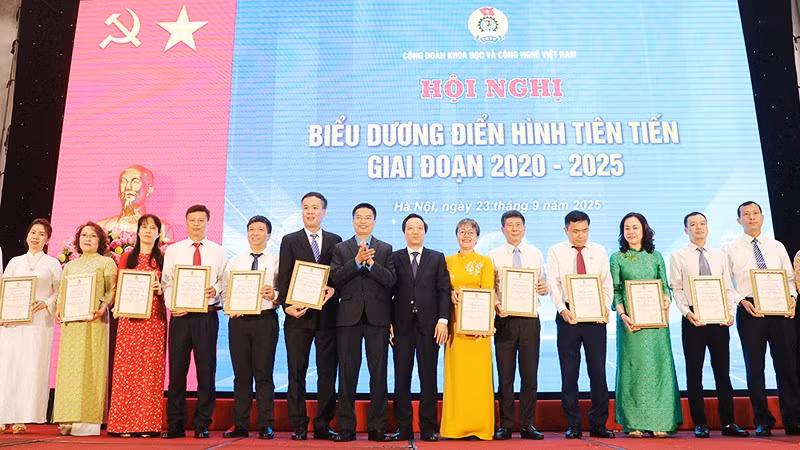 Công đoàn Khoa học và Công nghệ Việt Nam vinh danh các cá nhân tiêu biểu giai đoạn 2020-2025. Ảnh: K.MINH