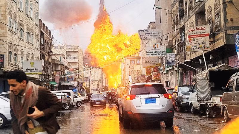 Thủ đô Sana'a hứng chịu một cuộc không kích của Israel. Ảnh: ALJAZEERA