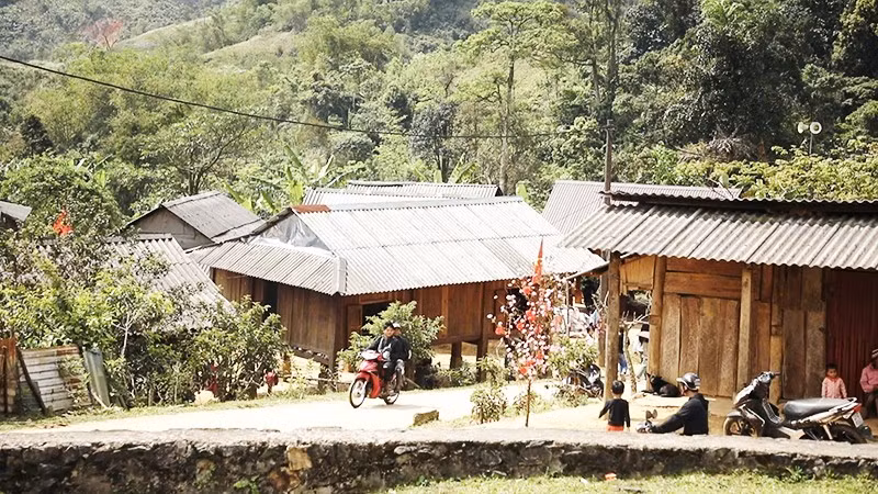 Những bản làng của đồng bào Pa Kô, Vân Kiều dọc đường biên giới.