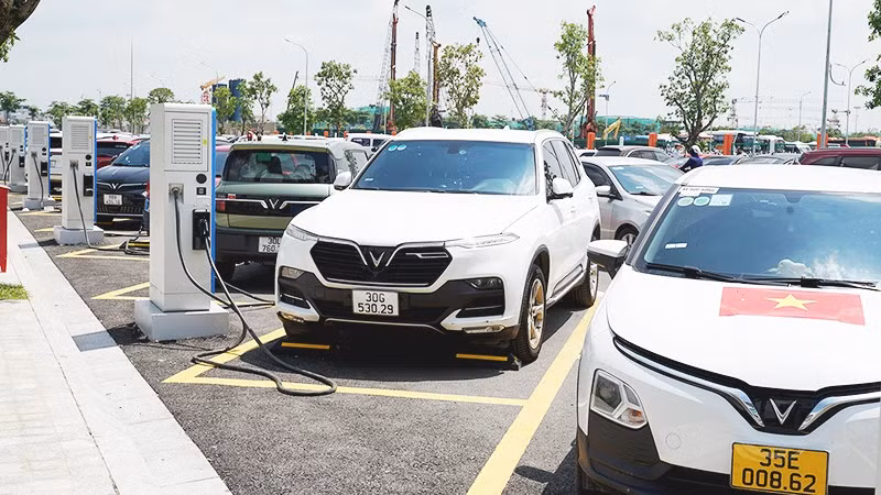 Các trạm sạc xe điện đã được lắp đặt tại một bãi xe. Ảnh: NAM ANH