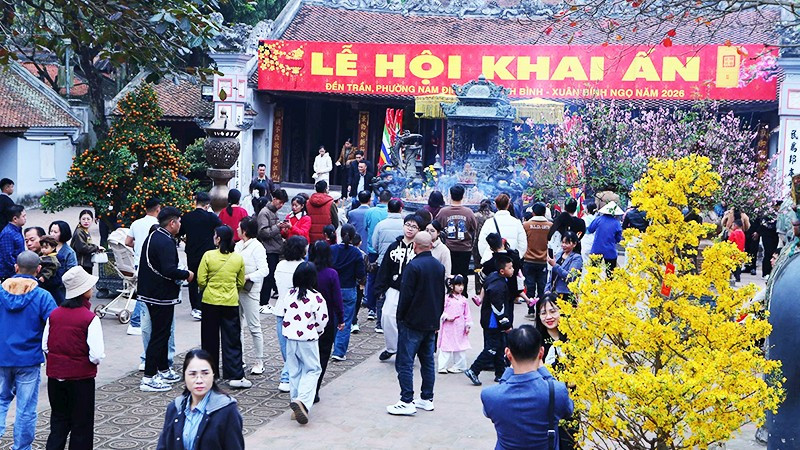 Người dân tấp nập du xuân, dâng lễ tại Đền Trần (phường Nam Định, tỉnh Ninh Bình).