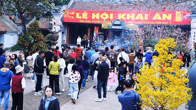 Người dân tấp nập du xuân, dâng lễ tại Đền Trần (phường Nam Định, tỉnh Ninh Bình).