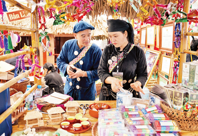 Di cư không chỉ là sự thay đổi sinh kế, văn hóa và chiến lược thích ứng của cộng đồng. Ảnh: NAM ANH