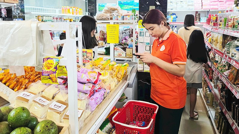 Từ năm 2026, hộ và cá nhân kinh doanh phải thực hiện nộp thuế theo phương pháp kê khai. Ảnh: NGUYỆT ANH