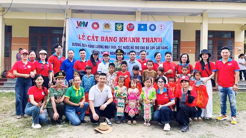 Cộng đồng Tình nguyện Việt Nam hoạt động từ thiện tại Cao Bằng.