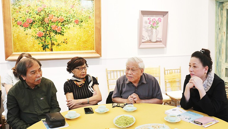 Nhà thơ Vũ Quần Phương trong một buổi trò chuyện văn chương. Ảnh: KHIẾU MINH