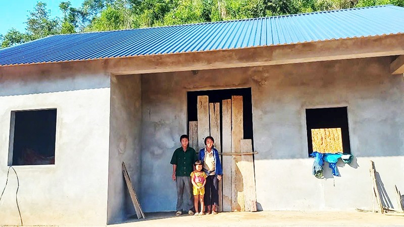 Có nhà ở mới, nhưng gia đình ông Vương Sự Pá, thôn Khuổi Nộc và các hộ khác cùng thôn đều còn nhiều khó khăn.